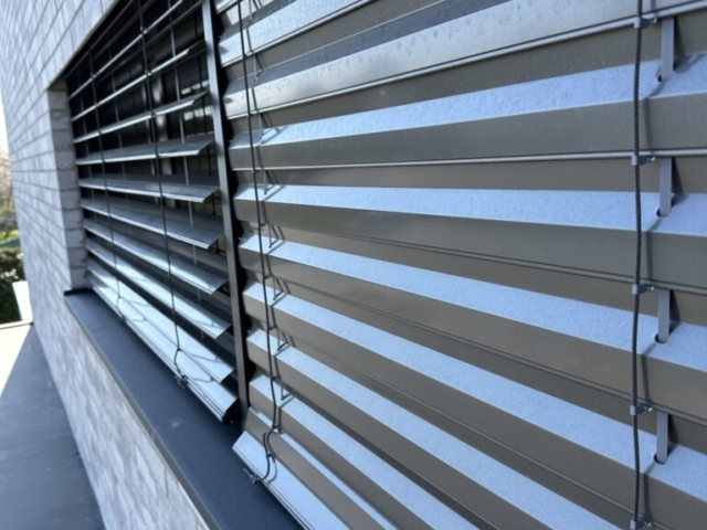 Špinavé žaluziové lamely