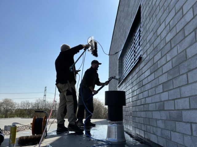 Po vyčištění prostoru mezi lamelami dochází ke kompletnímu opláchnutí lamel a parapetu