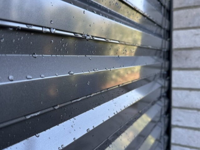 Venkovní žaluzie krátce po vyčištění