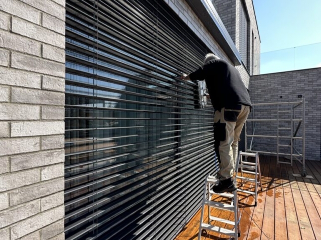 Proces mytí venkovní žaluzie