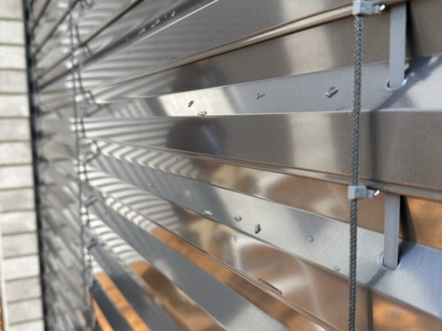 Čistá žaluzie téměř po vysučení