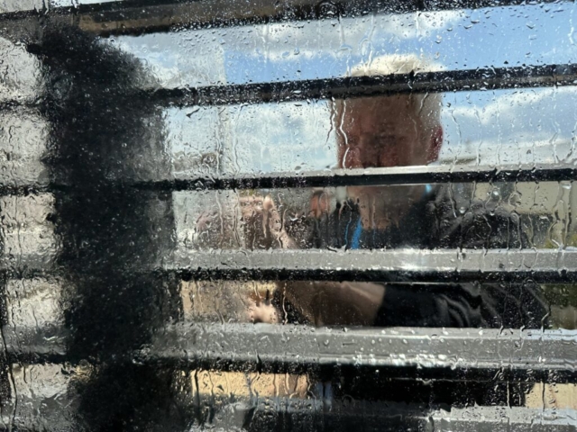 Pohled z interiéru při čištění venkovní žaluzie