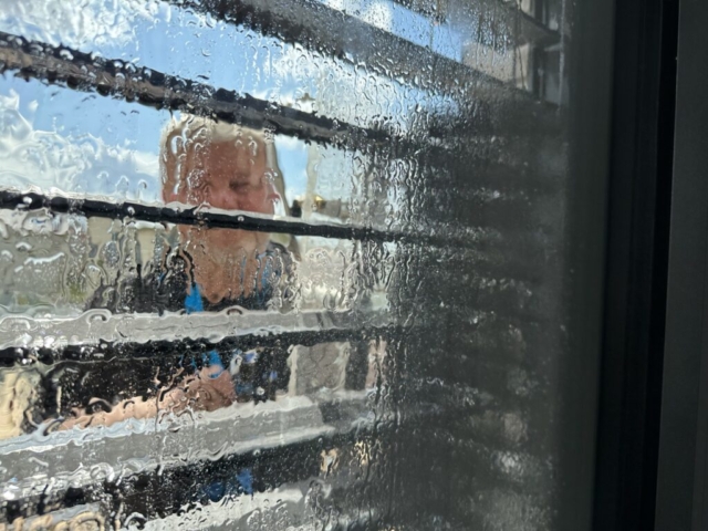 Pohled z interiéru při čištění venkovní žaluzie