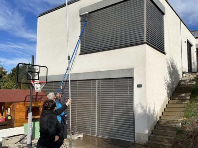 Hůře přístupné místa - omývání lamel pomocí karbonových tyčí