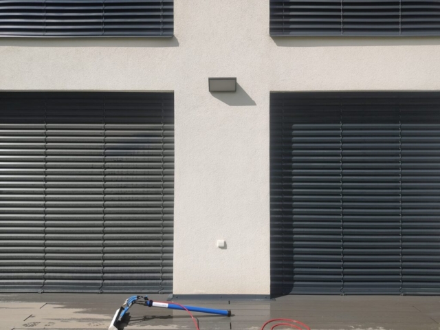 Nevyčištěné (zaprášené) lamely na levé strany v porovnání s čistými lamelami na pravé straně.