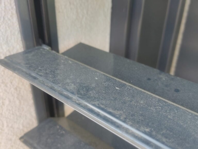 Další pohled na zaprášené lamely